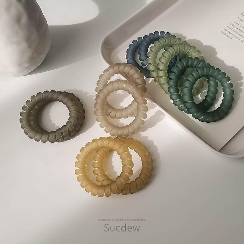 The transparent matte telephone line hair tie is simple, durable and highly elastic. It is a women's hair tie that won't damage the hair. It is a ponytail hair tie details Picture