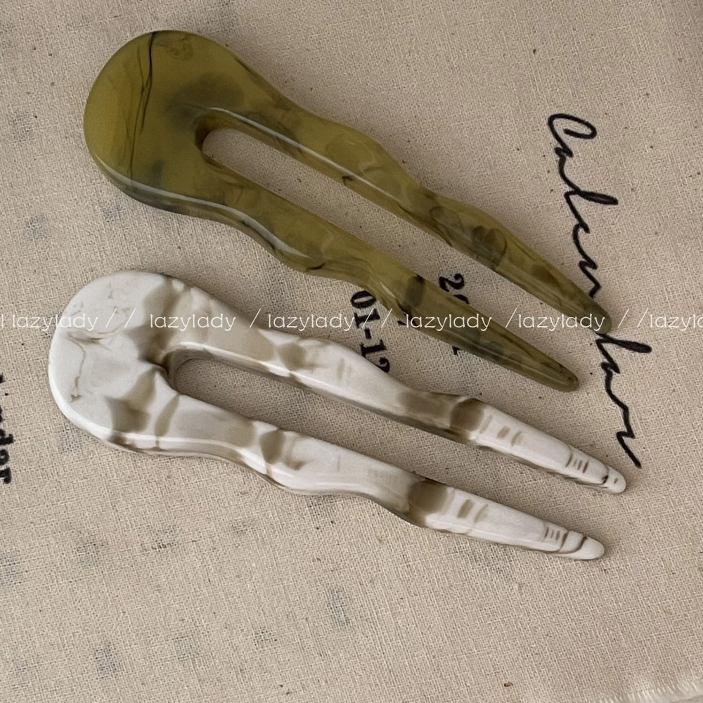 This short hairpin is suitable for women with less hair. It is made of acetate and features a retro thickened coil hairpin with a Chinese style