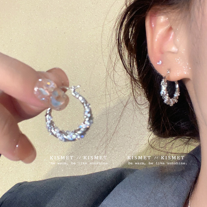 Autumn and winter high-end wrapped sparkling diamond ear buckle earrings, women's light luxury, unique and distinctive silver twist ear stud earrings full image