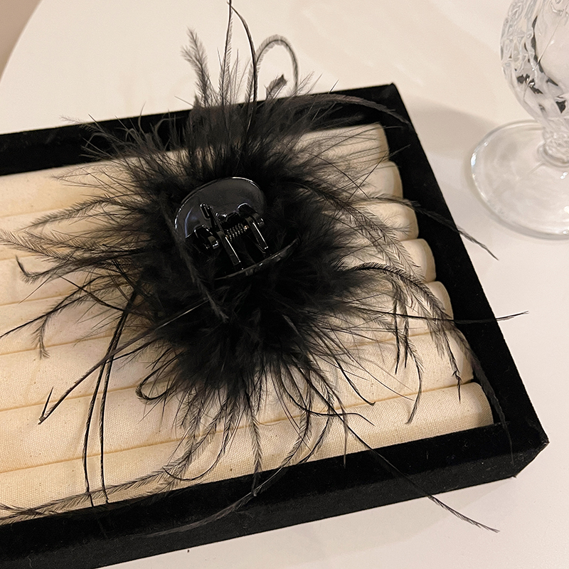 French high-end black feather claw clip for women 2024 New style, imitating ostrich hair shark clip, high ponytail half-tied hair clip details Picture