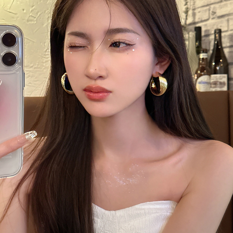 Retro Hong Kong-style hot girl large circle earrings, multi-layered circle, niche design, stud earrings, simple and high-end women's earrings Application Scenario