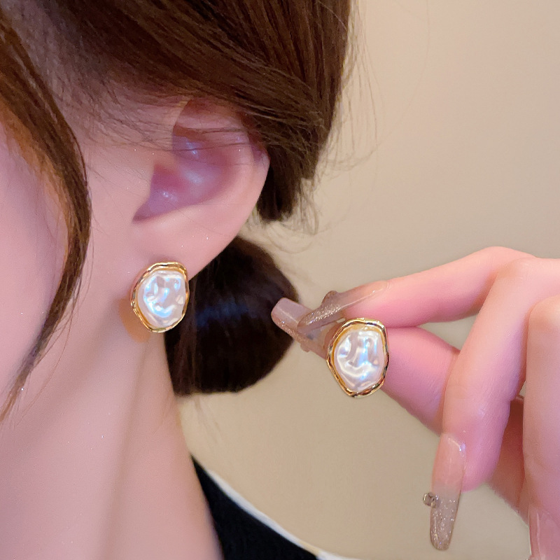 The irregular-shaped Baroque pearl earrings exude a sense of light luxury and high-end sophistication. The unique design of the stud earrings is fashionable, elegant and versatile full image