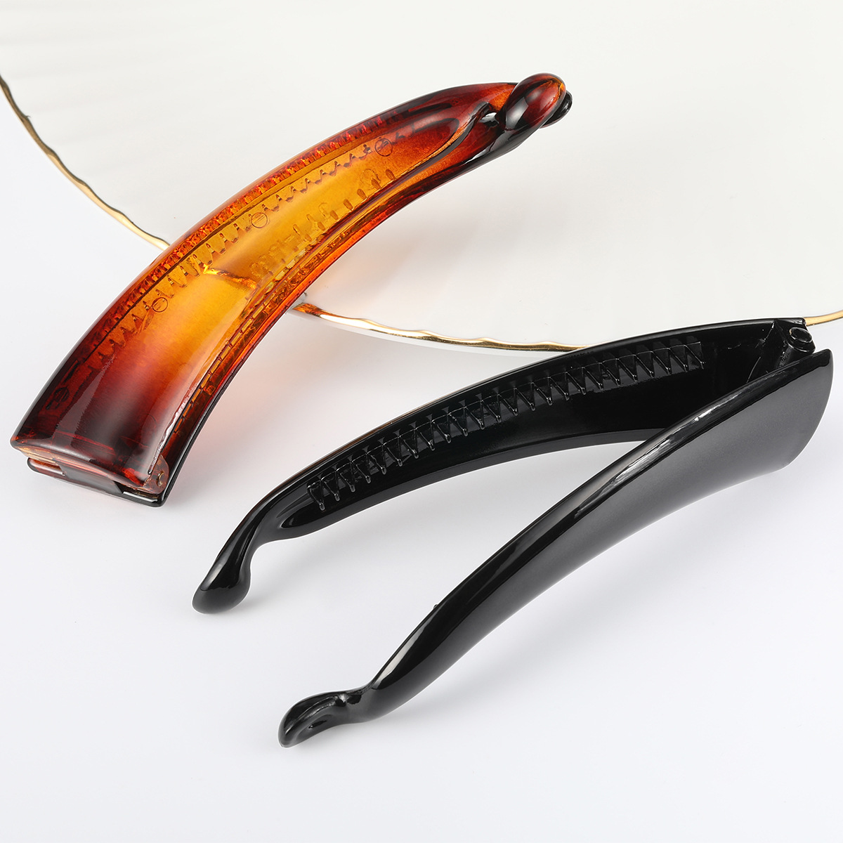 Glossy PC vertical hair clips, banana clips, shiny black turtle shell hair clips, simple at the back of the head, heightening the top of the skull, showing hair volume, side clips full image