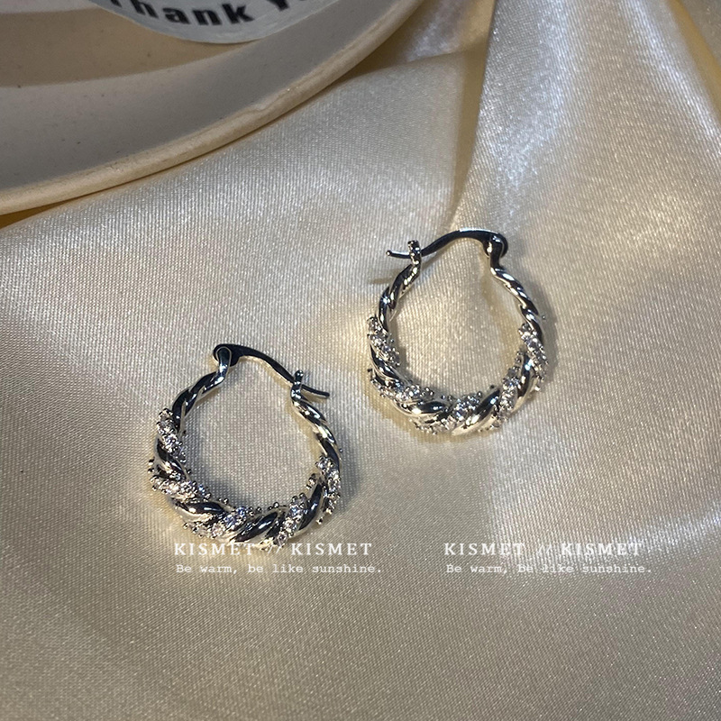 Autumn and winter high-end wrapped sparkling diamond ear buckle earrings, women's light luxury, unique and distinctive silver twist ear stud earrings undefined