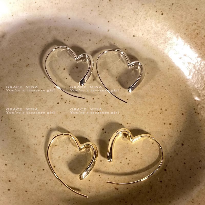 Cold and simple style, heart-shaped earrings, new 2024 style, high-end and niche design, versatile stud earrings for women details Picture