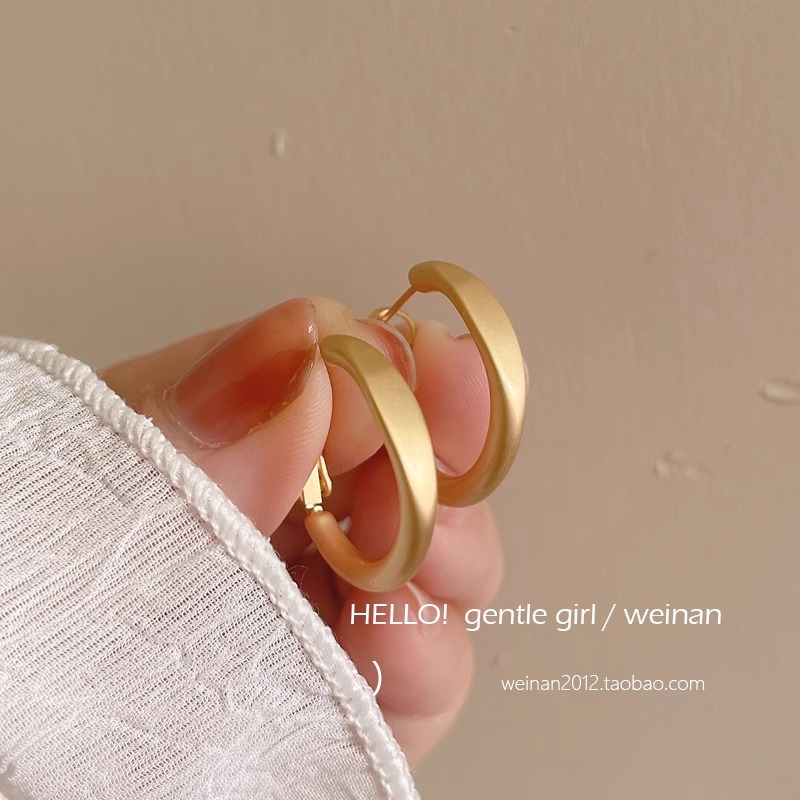 925 Silver matte coffee gold pigment ring earrings, a niche design, a 2025 new bestseller, stud earrings for women with a high-end feel full image
