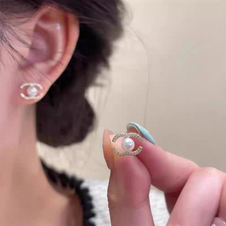 Silver exquisite ear buckles, light luxury and high-end earrings, women's niche design, fashionable, simple and versatile, elegant earrings with silver needles undefined