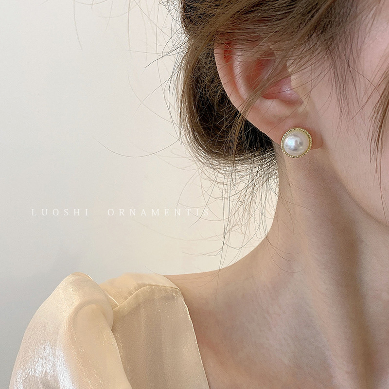 Small and exquisite pearl earrings for women, 2026 new style, light luxury and high-end feel, ear studs, niche design sense, internet-famous earrings details Picture