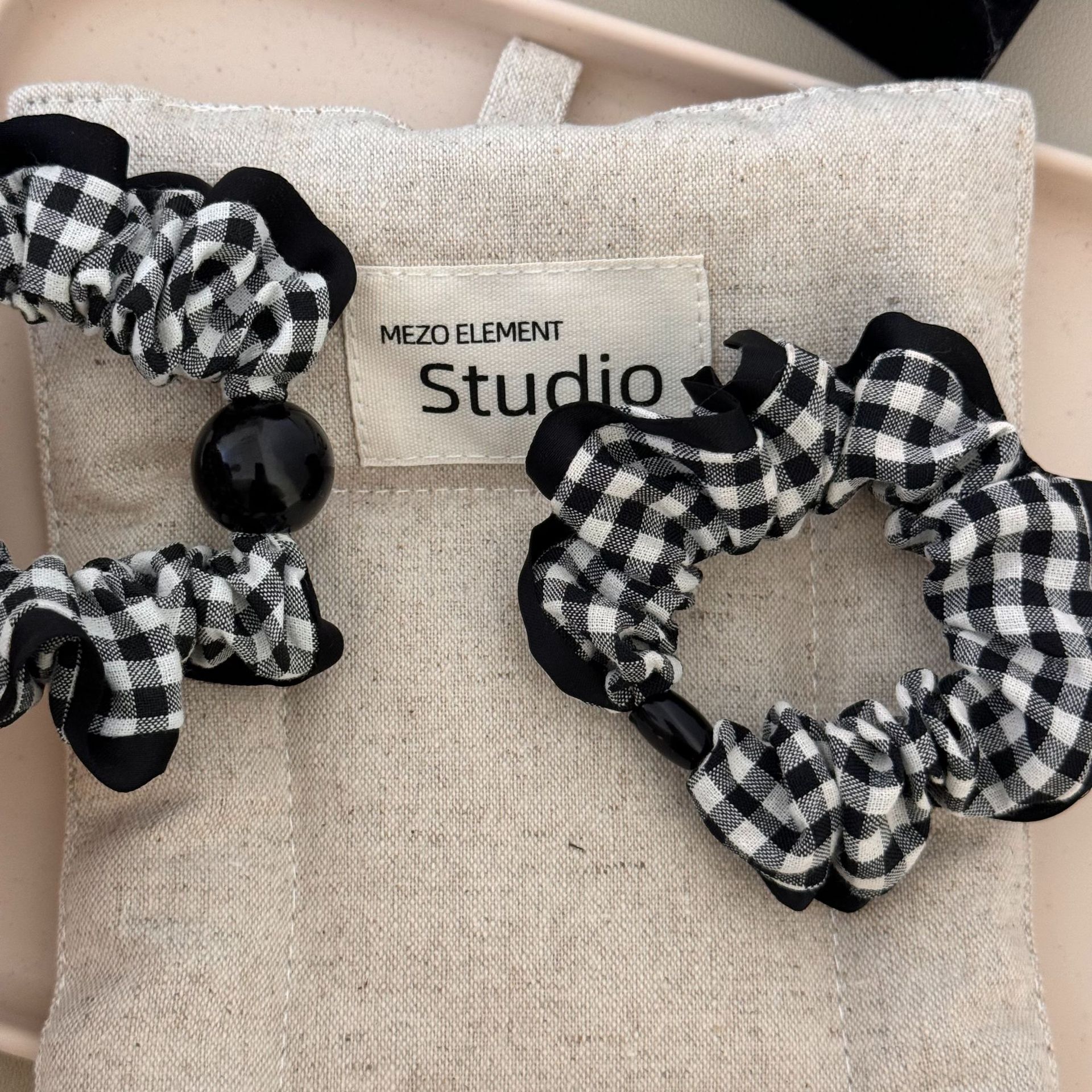 Hong Kong-style retro black and white checkered student hair band, French forest style 2024 new style, with a unique and high-end look details Picture