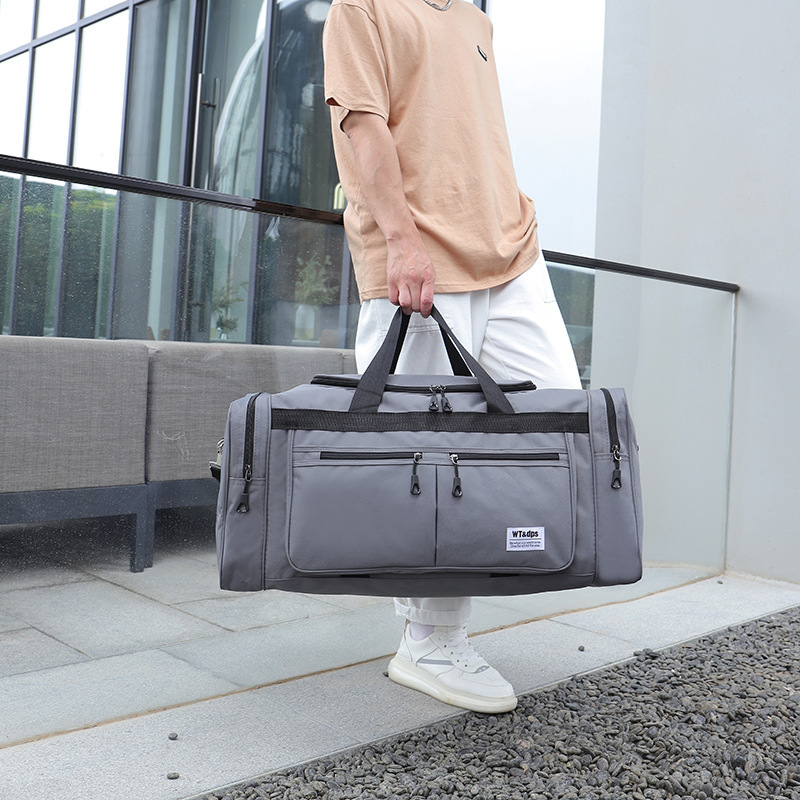 A simple, foldable, large-capacity, lightweight hand-held travel bag for men and a clothing bag for women Application Scenario