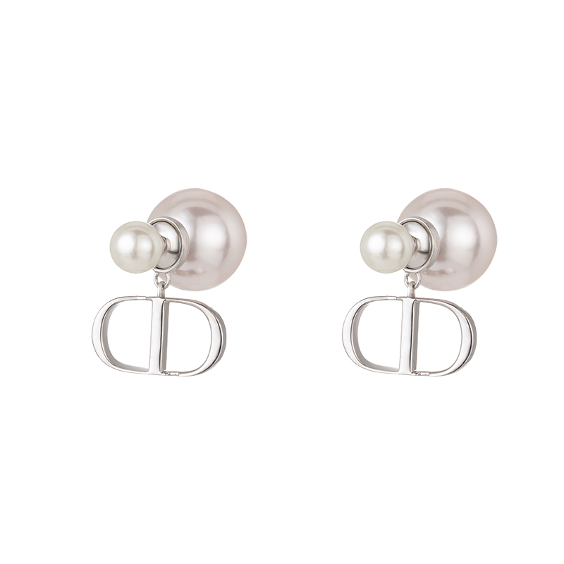 The two pairs of double-bead letched sow nose earrings on the front and back are exquisitely textured with cotton and pearl, exuding an elegant and refined charm. They are women's stud earrings Item Picture