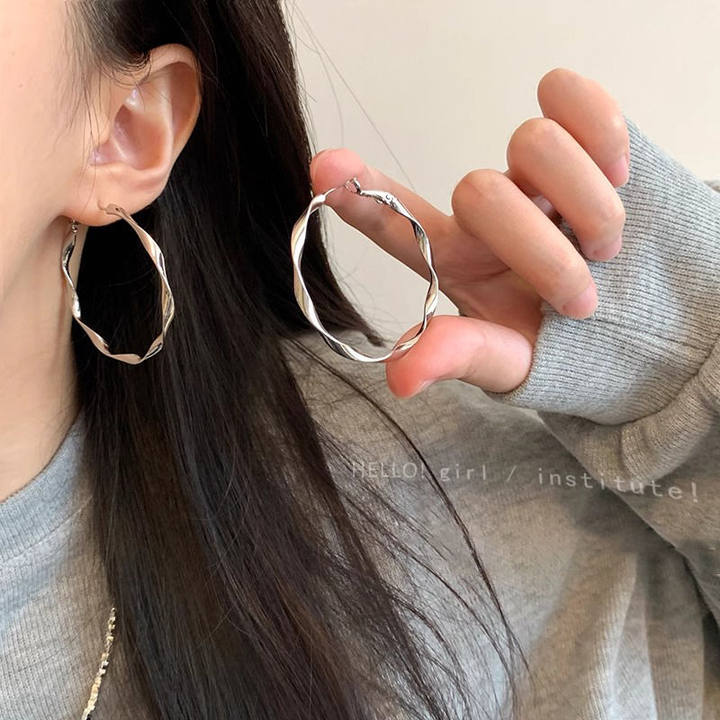 The 2024 new best-selling exaggerated ring earrings for women exude a light luxury and high-end feel. The plain ring ear buckle earrings are suitable for round face ear rings undefined