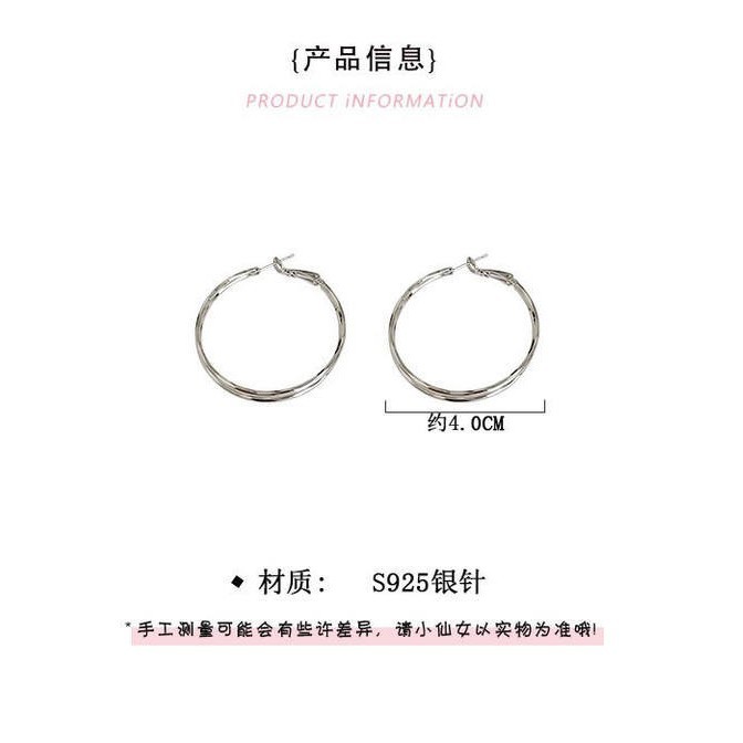 The 2024 new best-selling exaggerated ring earrings for women exude a light luxury and high-end feel. The plain ring ear buckle earrings are suitable for round face ear rings Item Picture
