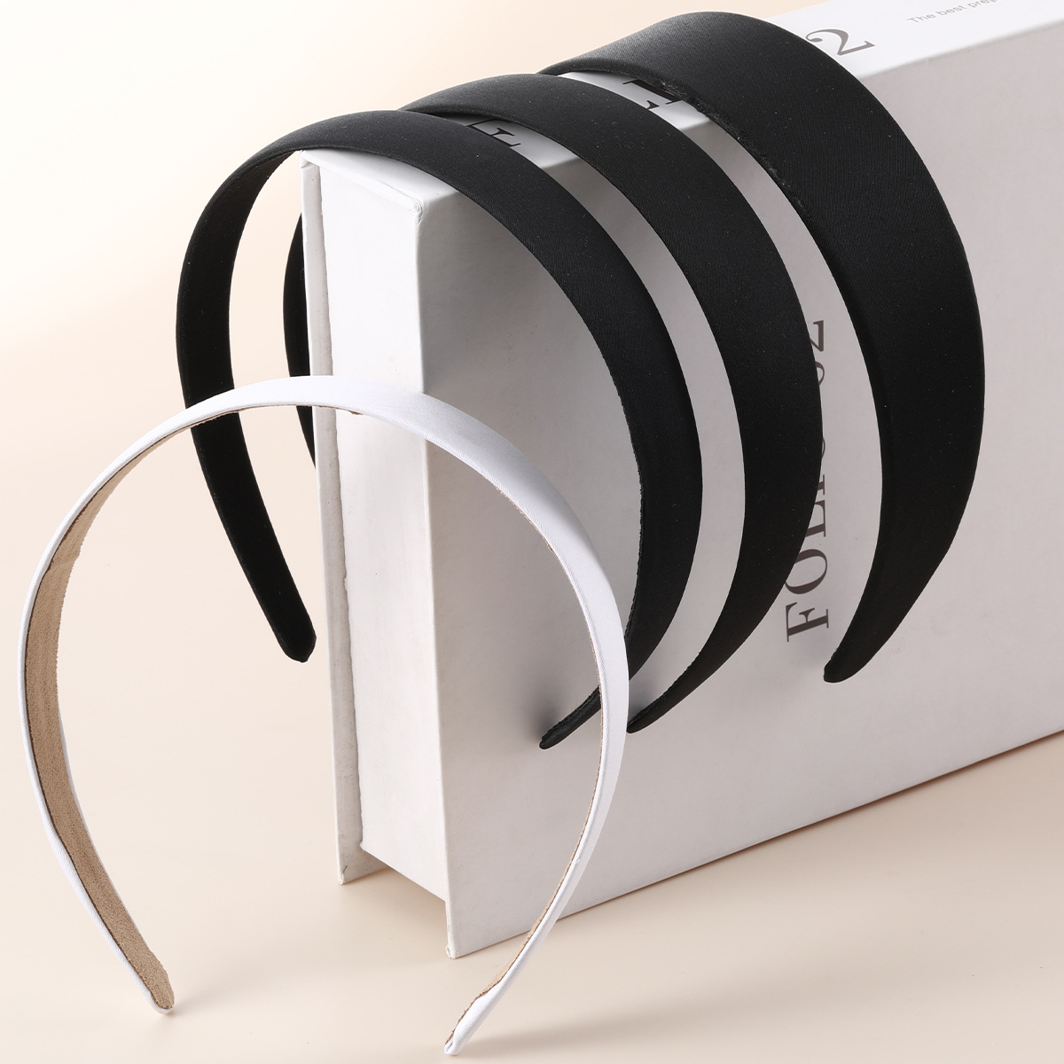 Korean version of the popular online celebrity hand-pressed black and white diy hair band accessory, smooth plate head buckle wide edge hair band full image