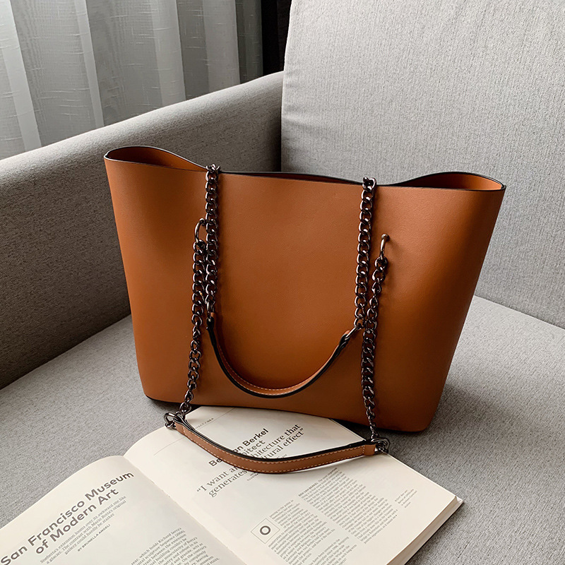 The 2020 new Korean-style chain tote bag with large capacity for women is a versatile and fashionable summer shoulder bag undefined