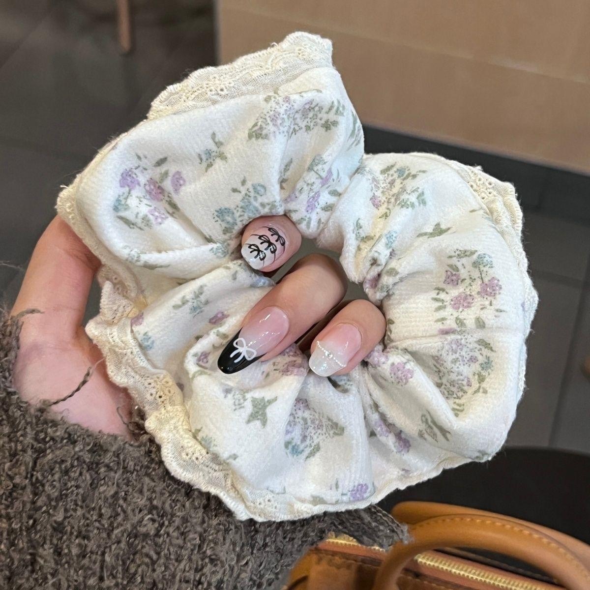 The same style as Zhao Lusi's large intestine hair band, with a high level of appearance in the Korean style, lace edge, ins school style hair band, sweet and stylish large intestine hair band Specification image