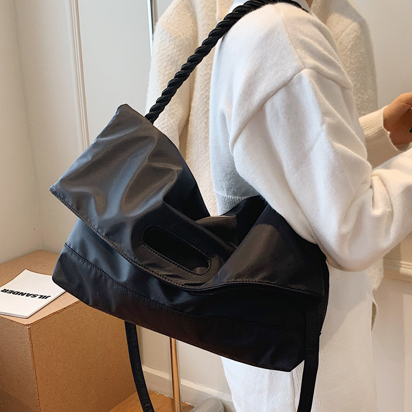 Korean ins fashion nylon single-shoulder bag for women with large capacity 2022 autumn/winter new style hand-held tote bag crossbody bag details Picture