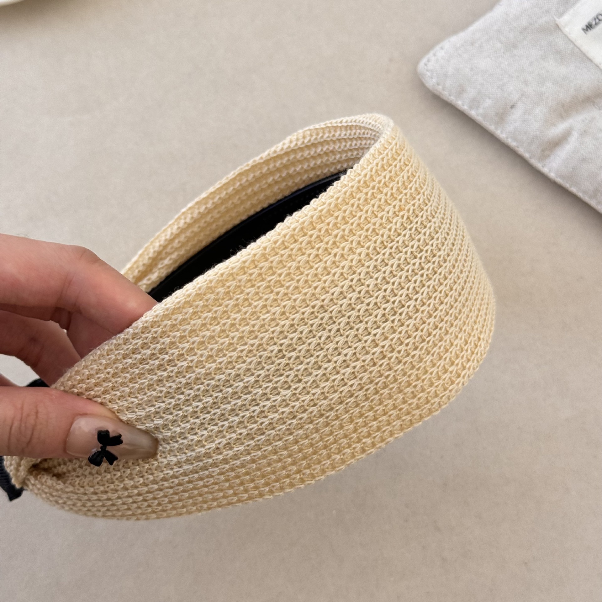 The wide-brimmed knitted headband of the same style as Yi Mengling's is a new versatile Korean woolen headband. It's a fashionable headband for women to go out in autumn and winter undefined