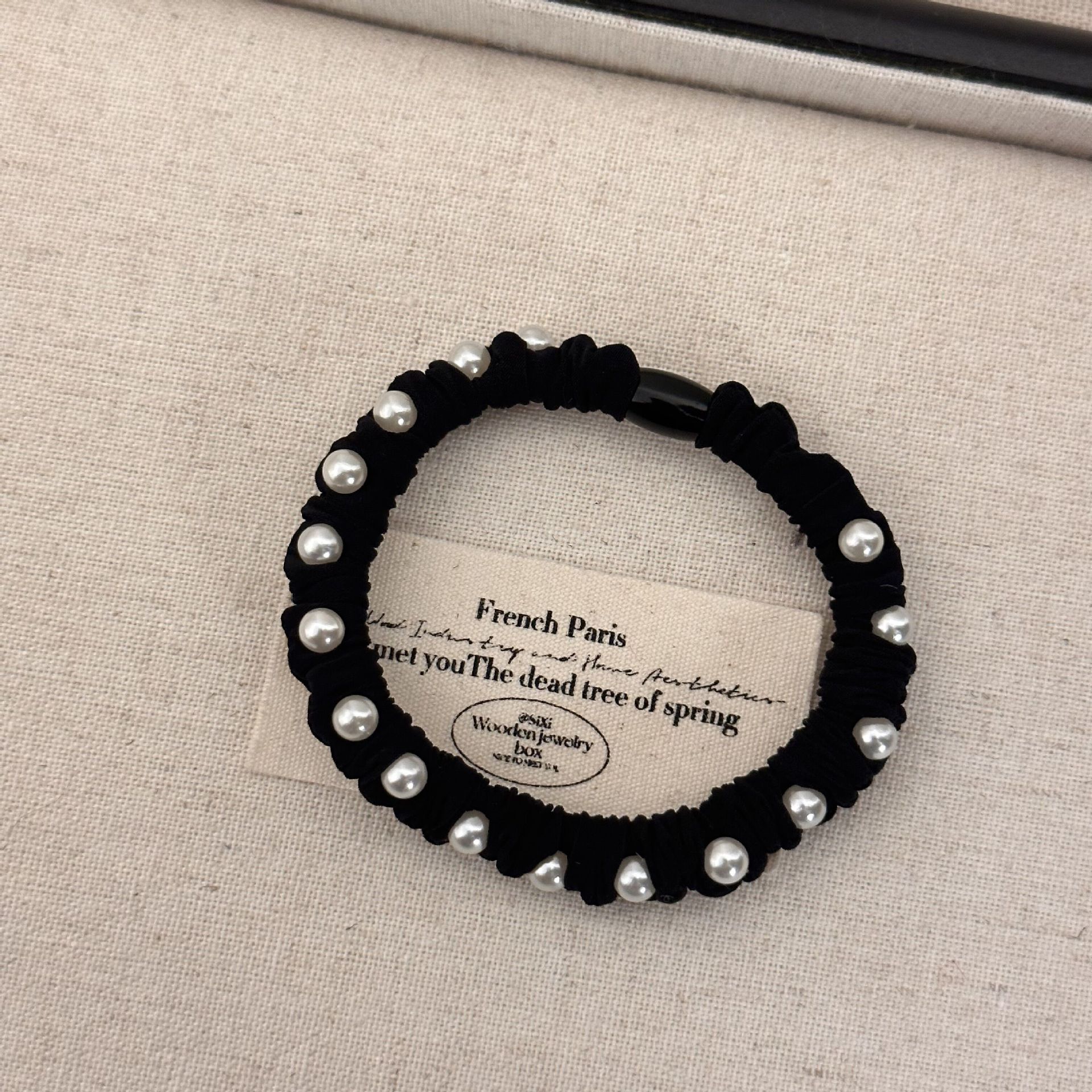 The Korean version of the exquisite hair band blogger has the same large and small pearl stud hair band, ponytail and bun hairstyle, and a cute hair band girl undefined