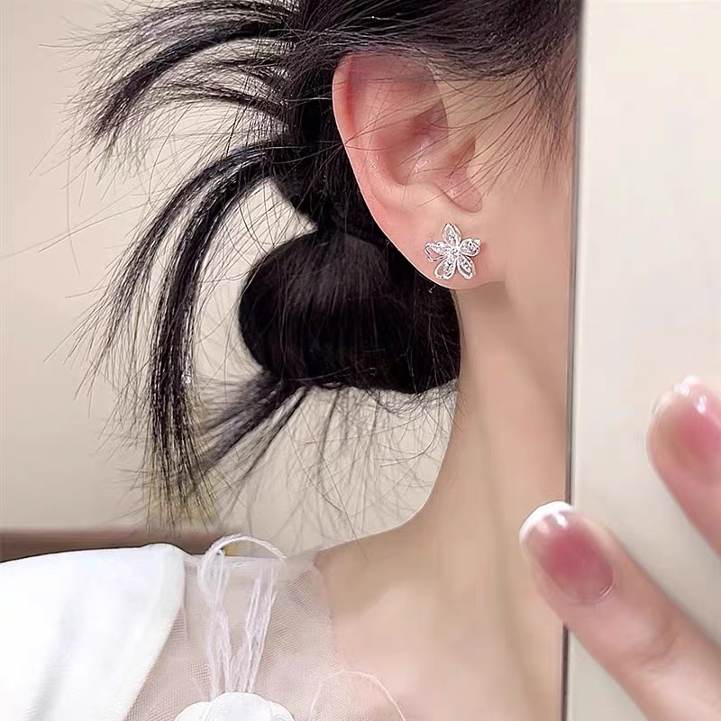 Zirconium rose flower earrings with a light luxury and high-end feel, stud earrings, a 2026 bestseller for women, are versatile and niche earrings for summer commutes undefined