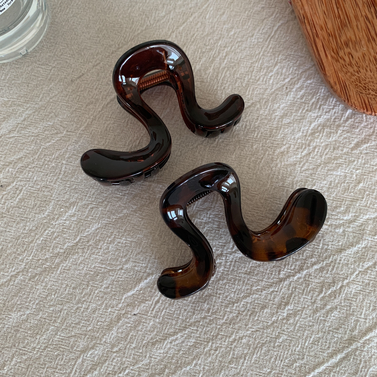 A few words coffee-colored irregular grab clip for women, fixed high ponytail tortoiseshell spotted hairpin, loose and minimalist style shark clip Application Scenario