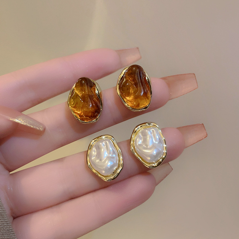 The irregular-shaped Baroque pearl earrings exude a sense of light luxury and high-end sophistication. The unique design of the stud earrings is fashionable, elegant and versatile Specification image