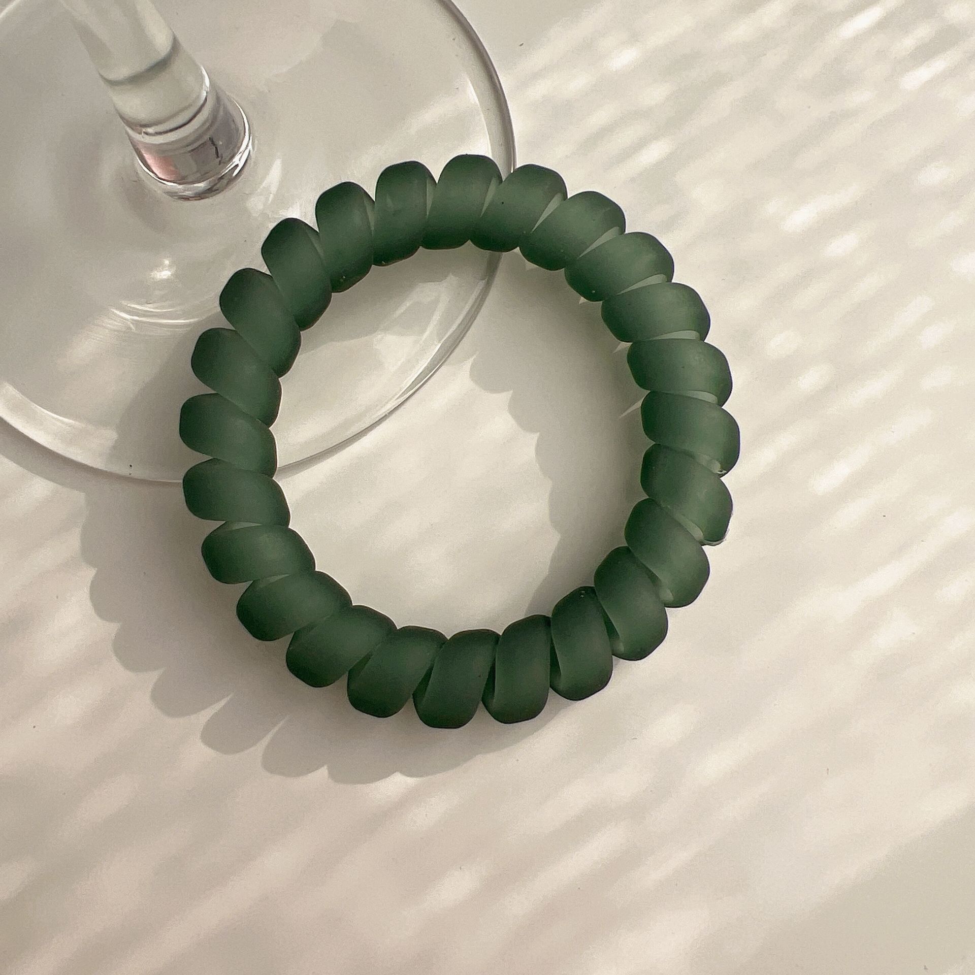 The transparent matte telephone line hair tie is simple, durable and highly elastic. It is a women's hair tie that won't damage the hair. It is a ponytail hair tie undefined