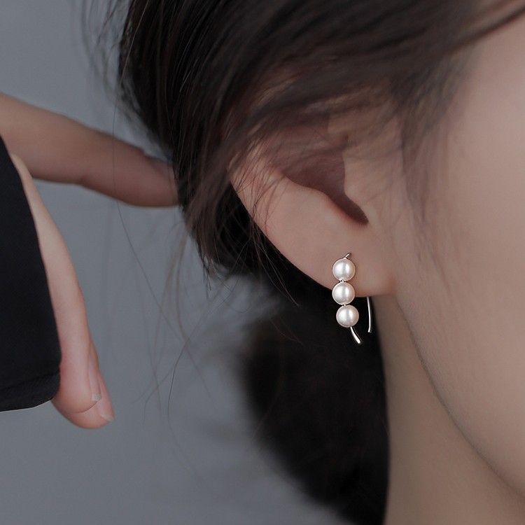 Exquisite and small pearl ear hooks, a niche design for women, simple and unique style earrings, high-end and fashionable plain ring earrings Specification image