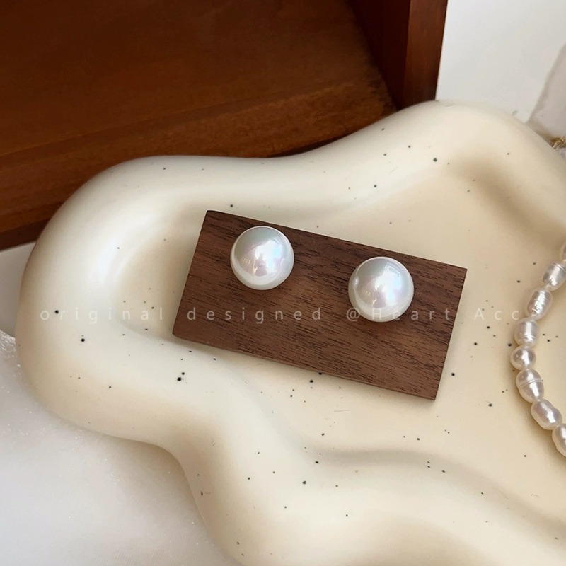High-end and touching pearl stud earrings for women, 2026 new trendy bestsellers, niche design sense earrings, light luxury earrings undefined