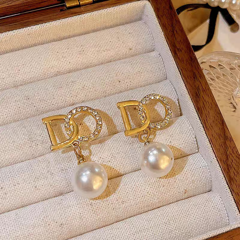 Small and exquisite pearl earrings for women, 2026 new style, light luxury and high-end feel, ear studs, niche design sense, internet-famous earrings undefined
