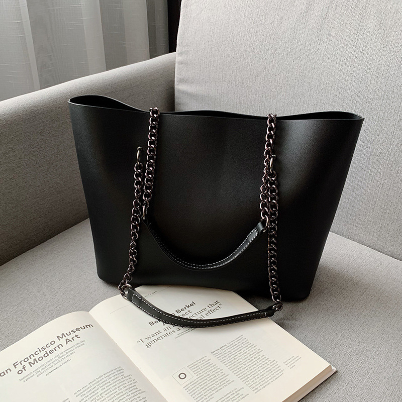 The 2020 new Korean-style chain tote bag with large capacity for women is a versatile and fashionable summer shoulder bag undefined