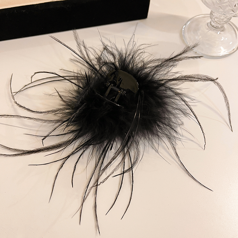French high-end black feather claw clip for women 2024 New style, imitating ostrich hair shark clip, high ponytail half-tied hair clip Application Scenario