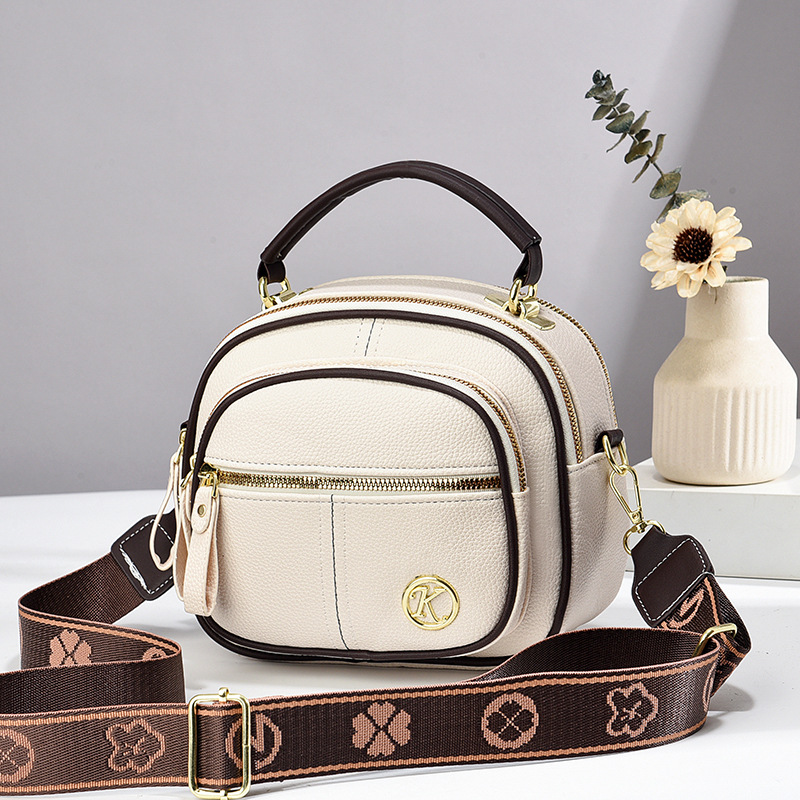 The new Korean-style simple, mini and fashionable single-shoulder crossbody bag from the manufacturer is a versatile women's trendy mobile phone bag and a summer crossbody bag Application Scenario