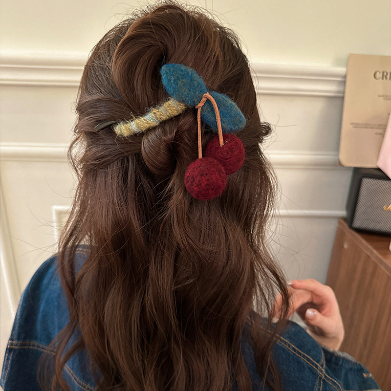 This autumn and winter retro cherry twist clip is a unique and high-end women's fashion hair clip. The back of the head is a shark clip that shows a lot of hair details Picture