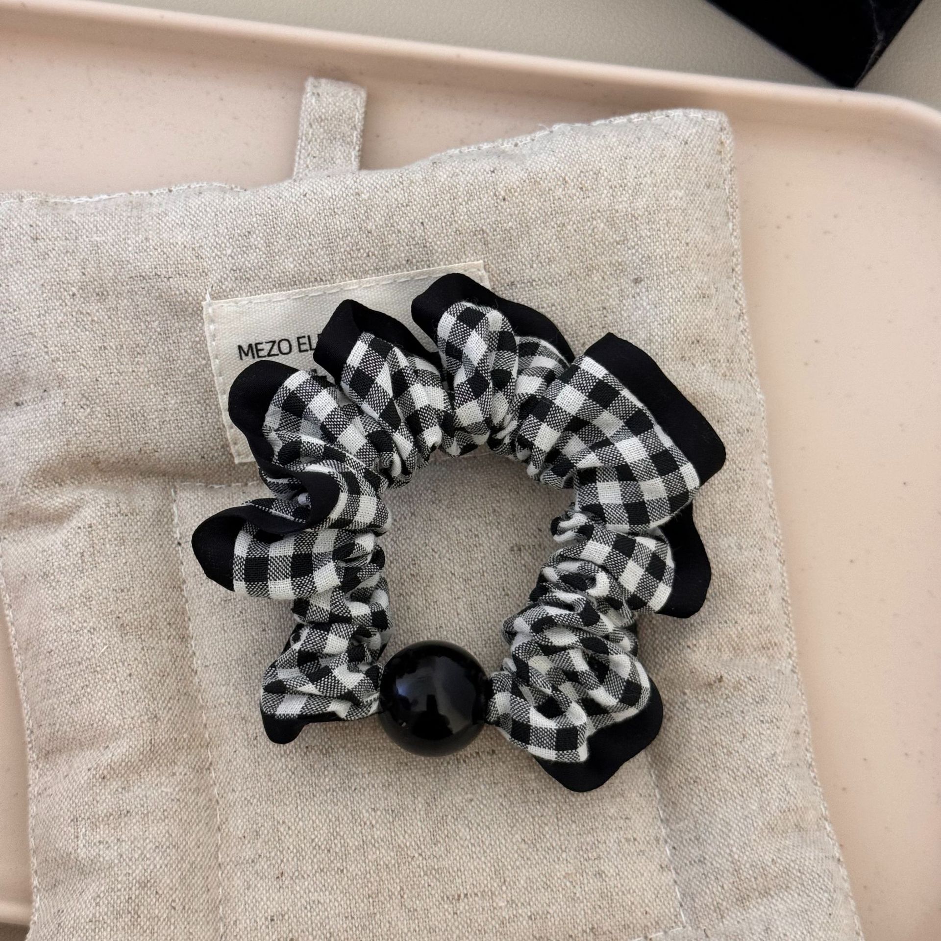 Hong Kong-style retro black and white checkered student hair band, French forest style 2024 new style, with a unique and high-end look undefined