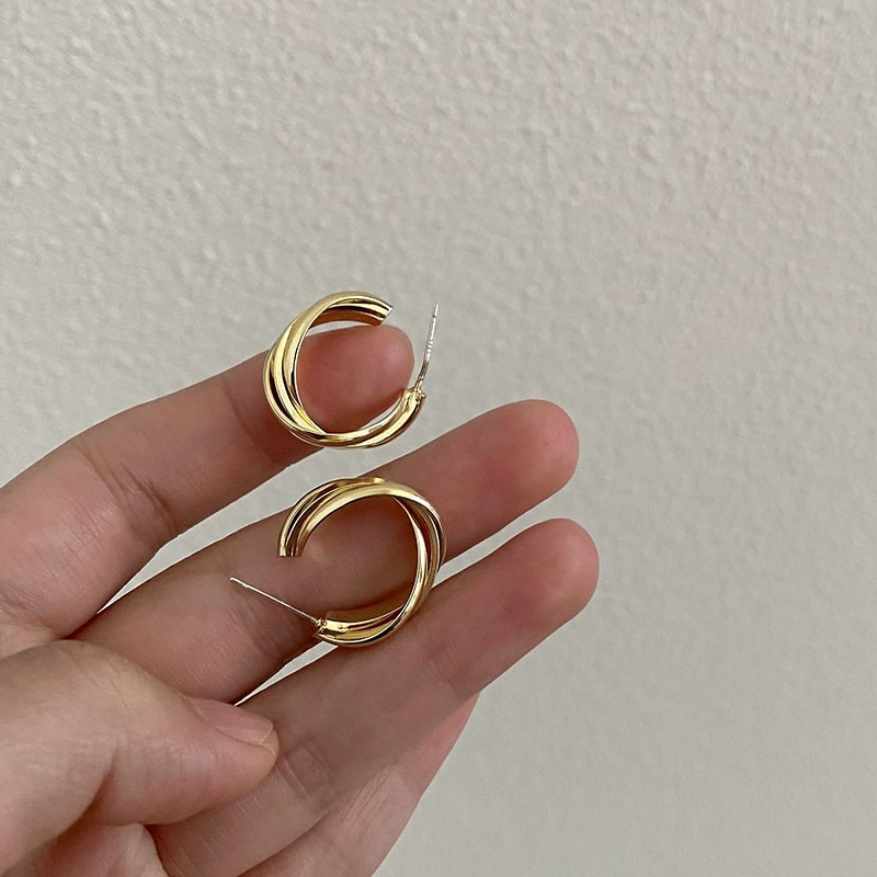 The golden circular twisted ear studs exude a sense of elegance and sophistication. The new light luxury earrings are stylish and versatile. S925 silver needle earrings for women Application Scenario
