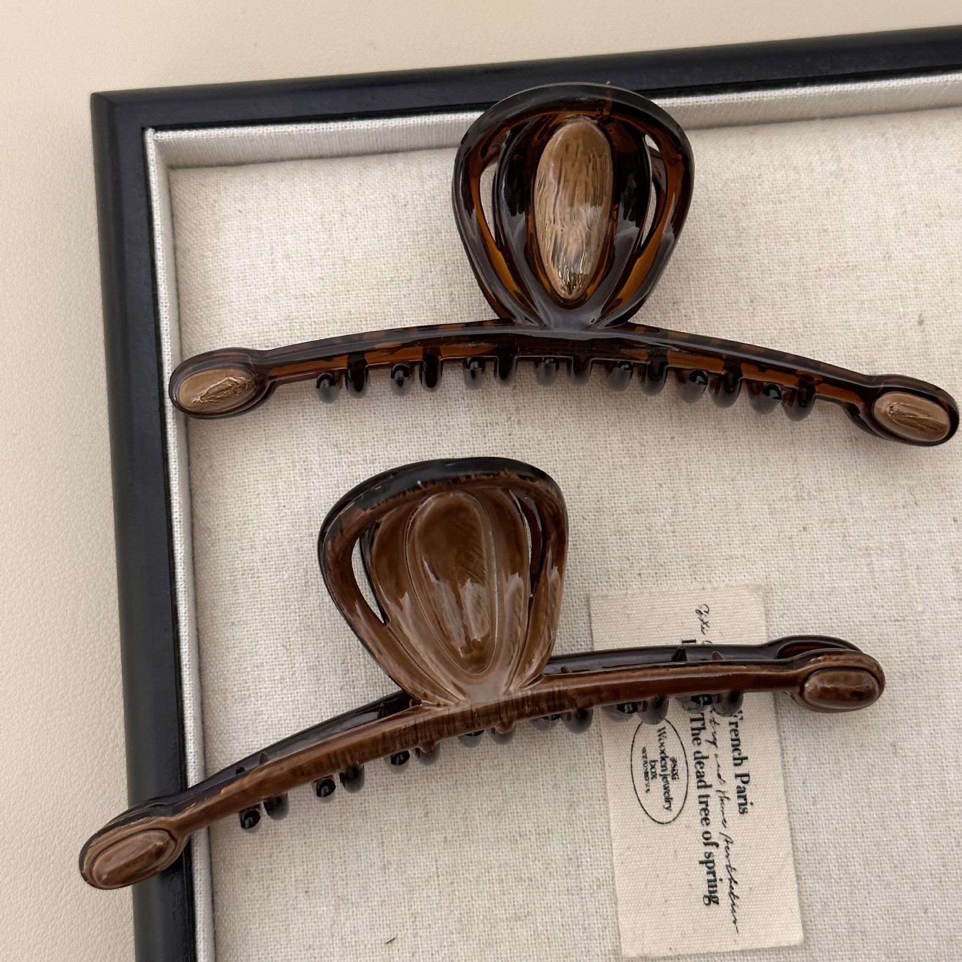 French caramel-colored one-line grab clip, large, simple and retro updo, shark clip, elegant and high-end hair grab headwear for women