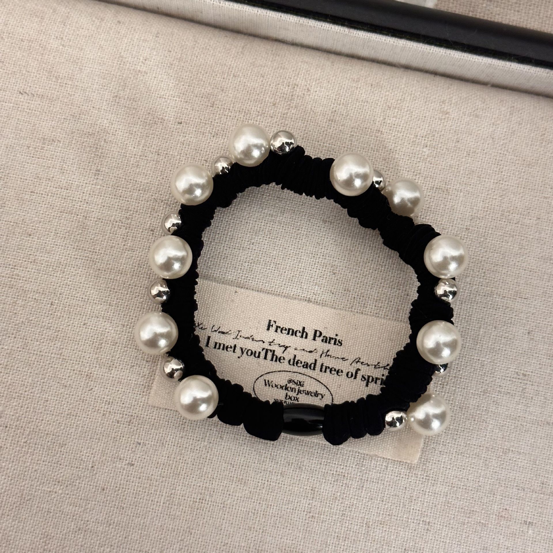 The Korean version of the exquisite hair band blogger has the same large and small pearl stud hair band, ponytail and bun hairstyle, and a cute hair band girl undefined