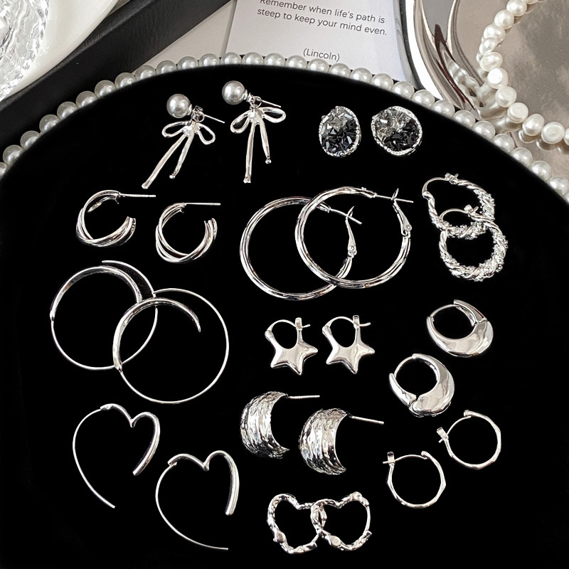 Cold and elegant silver stud earrings with silver needles and plain rings, high-end earring design, and unique, simple and niche style Specification image