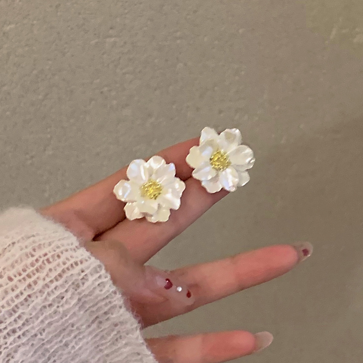 S925银针极光山茶花耳钉女轻奢高级感精致耳环发饰小香风气质耳饰 Specification image