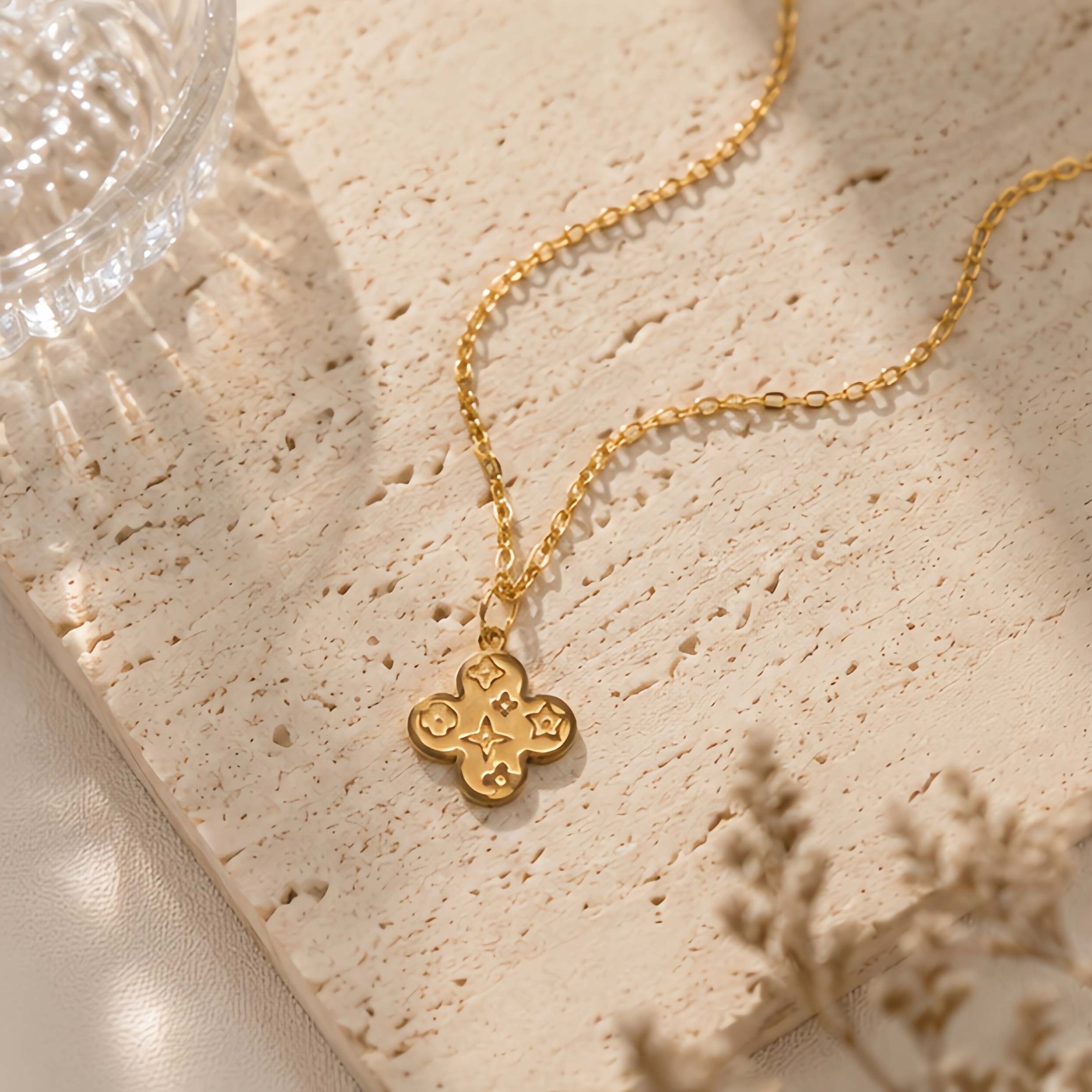 The embossed pattern four-leaf clover stainless steel necklace exudes a sense of high-end sophistication, a light mature style, and a touch of light luxury. It is an exquisite collarbone necklace with a daily atmosphere Specification image
