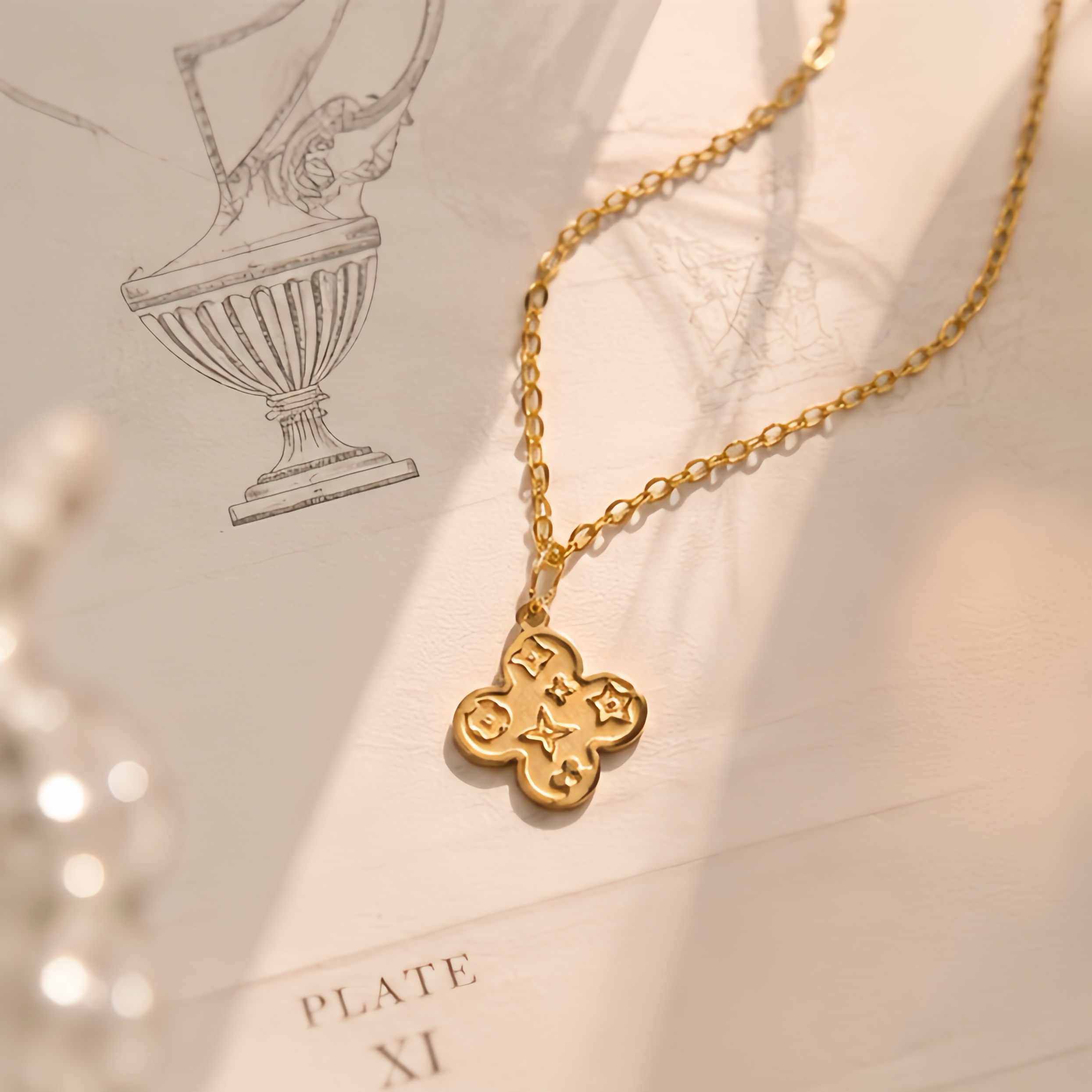 The embossed pattern four-leaf clover stainless steel necklace exudes a sense of high-end sophistication, a light mature style, and a touch of light luxury. It is an exquisite collarbone necklace with a daily atmosphere details Picture