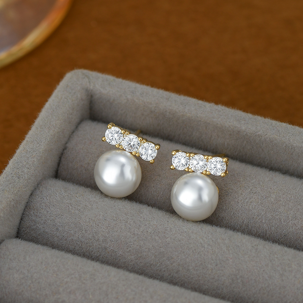 Silver pearl stud earrings are elegant accessories for women. Stud guns Pierce through the shrill studs details Picture
