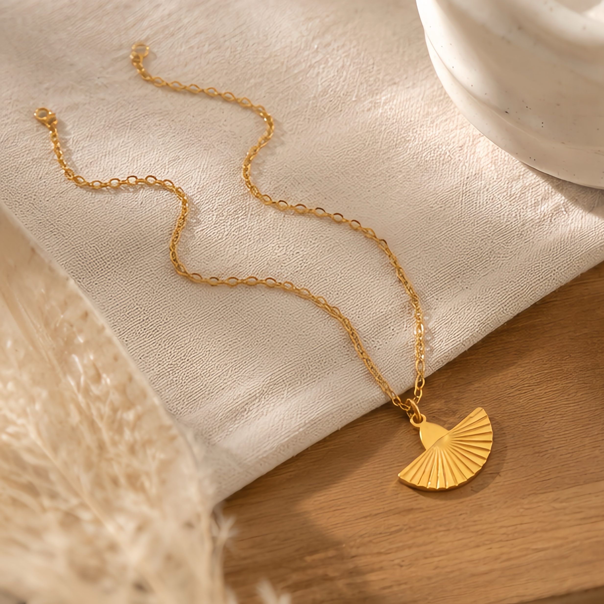 Retro texture fan-shaped vertical pattern pendant necklace, stainless steel minimalist new Chinese style niche design, versatile and elegant lady collarbone chain Application Scenario