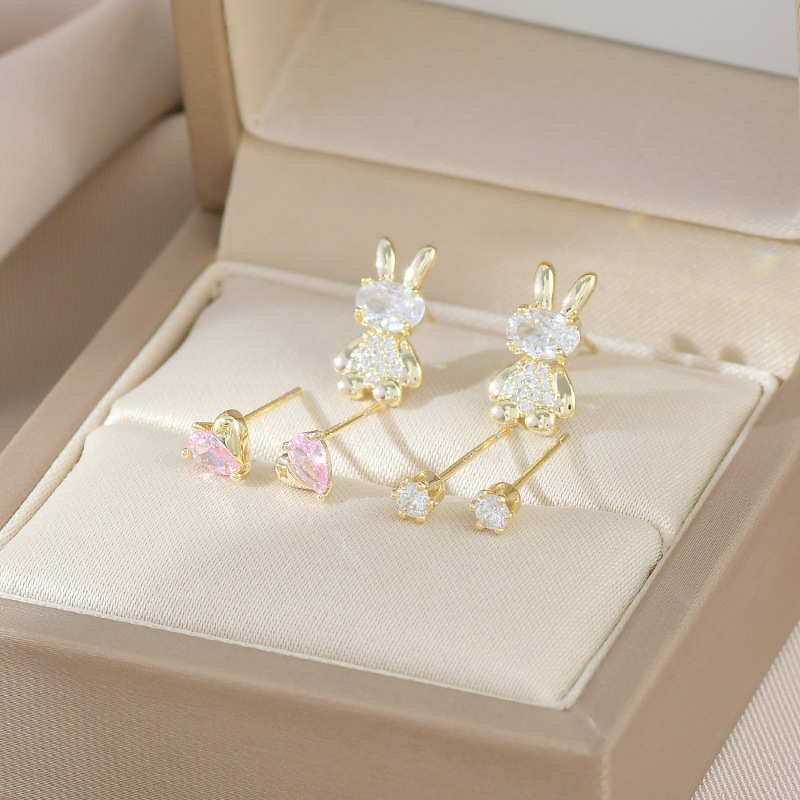 A golden little rabbit heart card with three pairs of ear studs, a three-dimensional cute rabbit for girls, paired with a simple pink heart round and fresh earpiece gift for girls Application Scenario