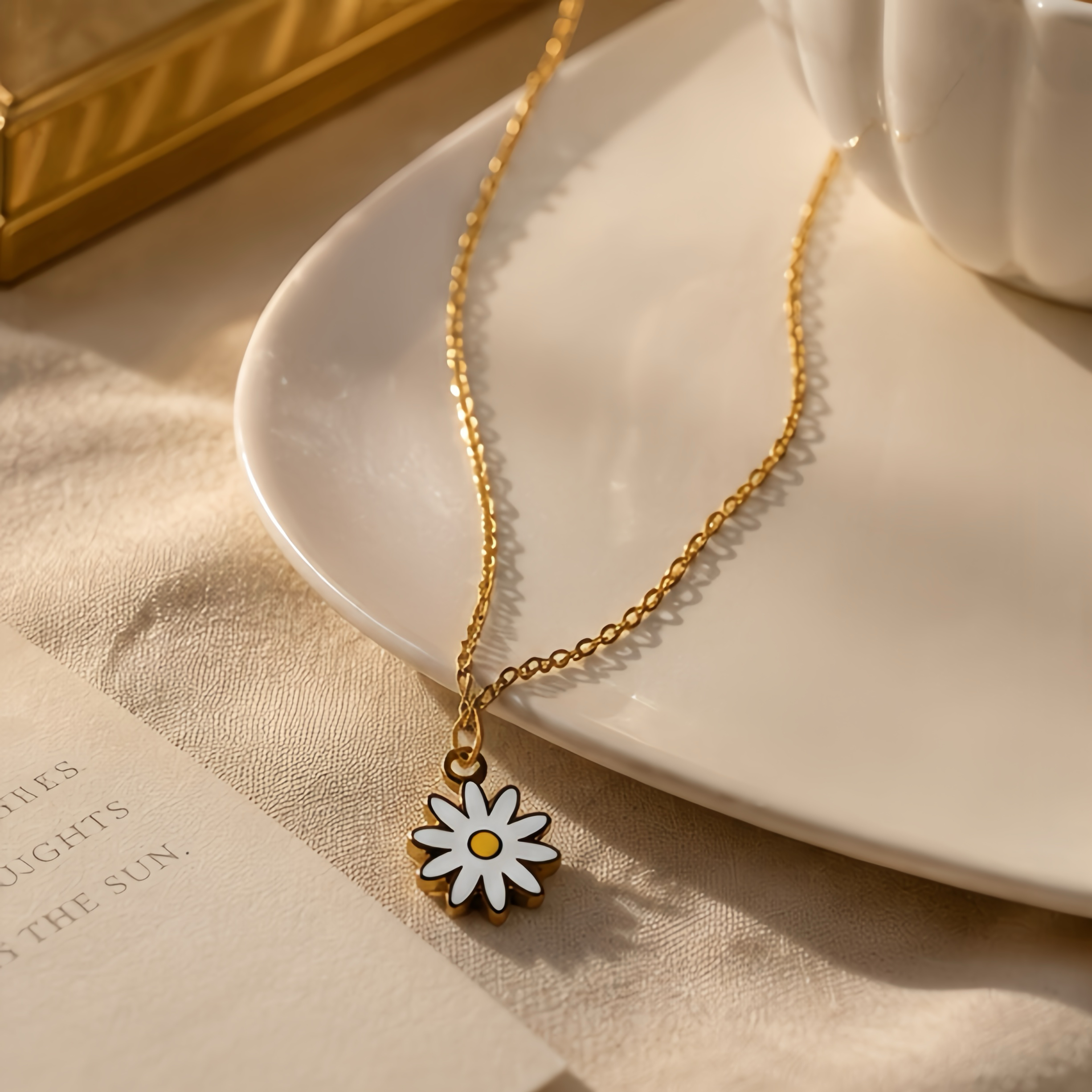 Fresh little Daisy oil-dripping flower stainless steel pendant, spring artistic style girl's outfit, Korean fresh country style accessory, versatile and niche collarbone chain details Picture