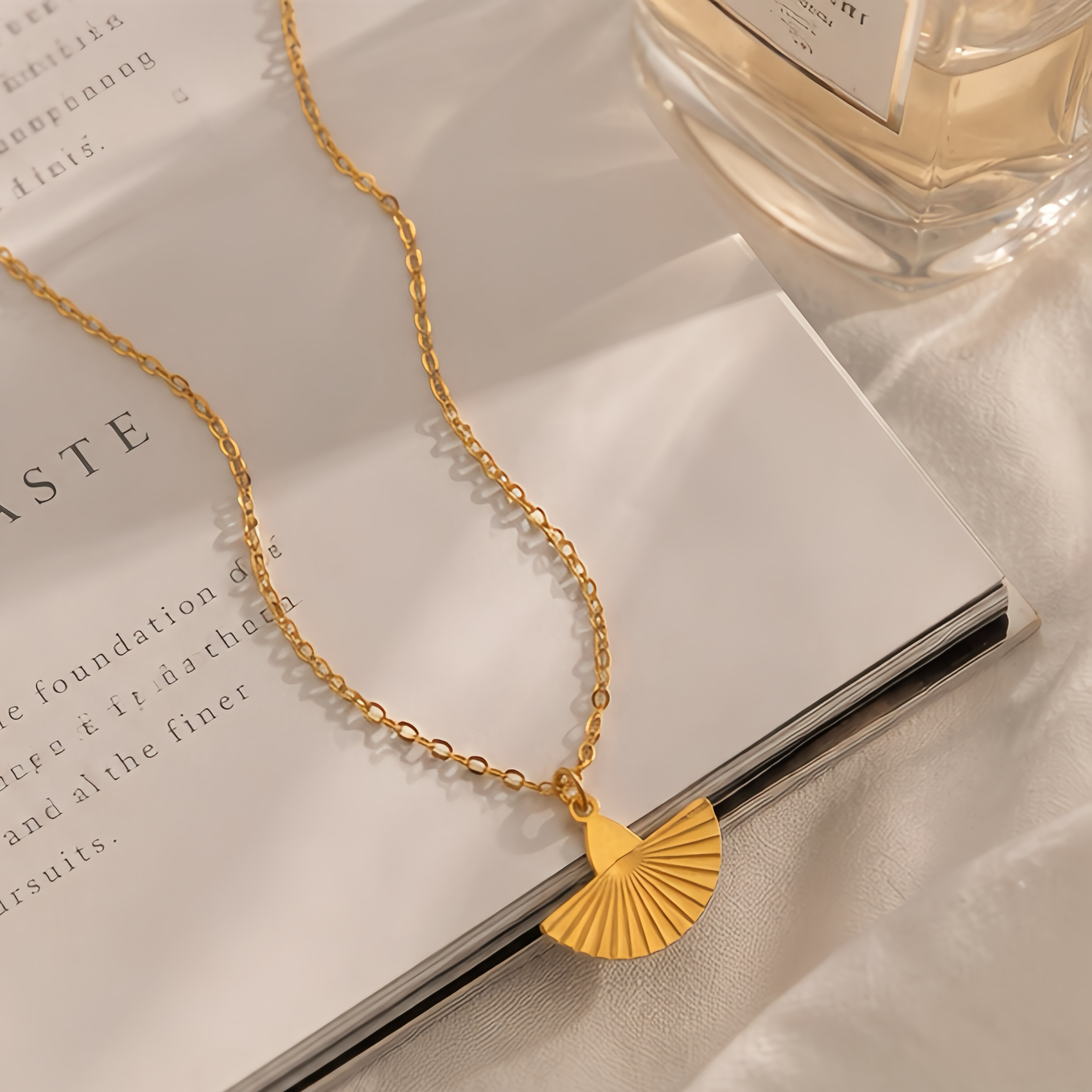 Retro texture fan-shaped vertical pattern pendant necklace, stainless steel minimalist new Chinese style niche design, versatile and elegant lady collarbone chain details Picture