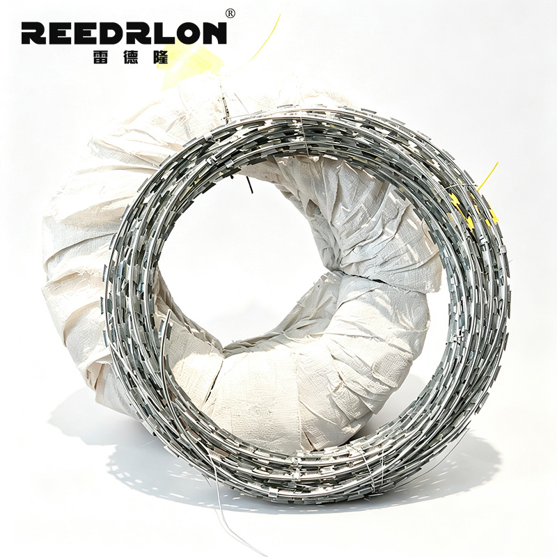 Hot-dip galvanized barbed wire with blade
