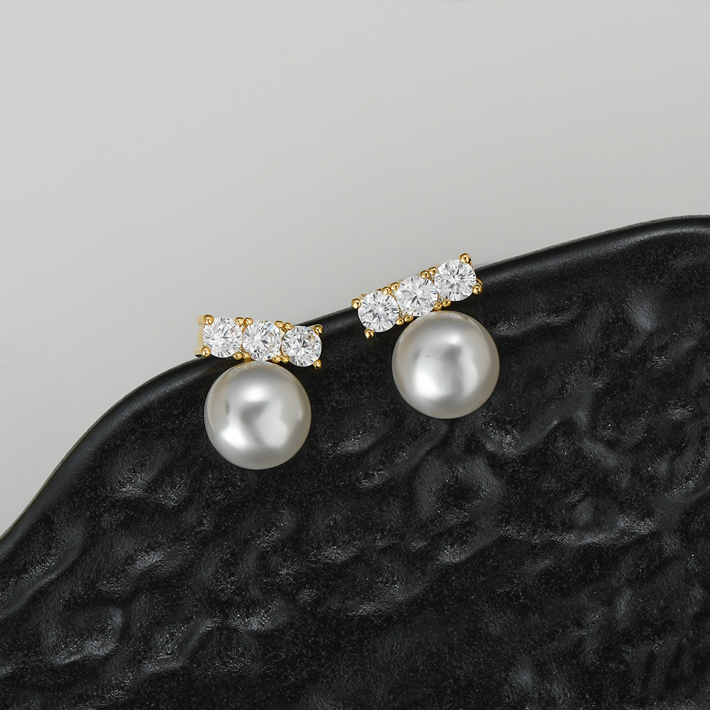 Silver pearl stud earrings are elegant accessories for women. Stud guns Pierce through the shrill studs Specification image
