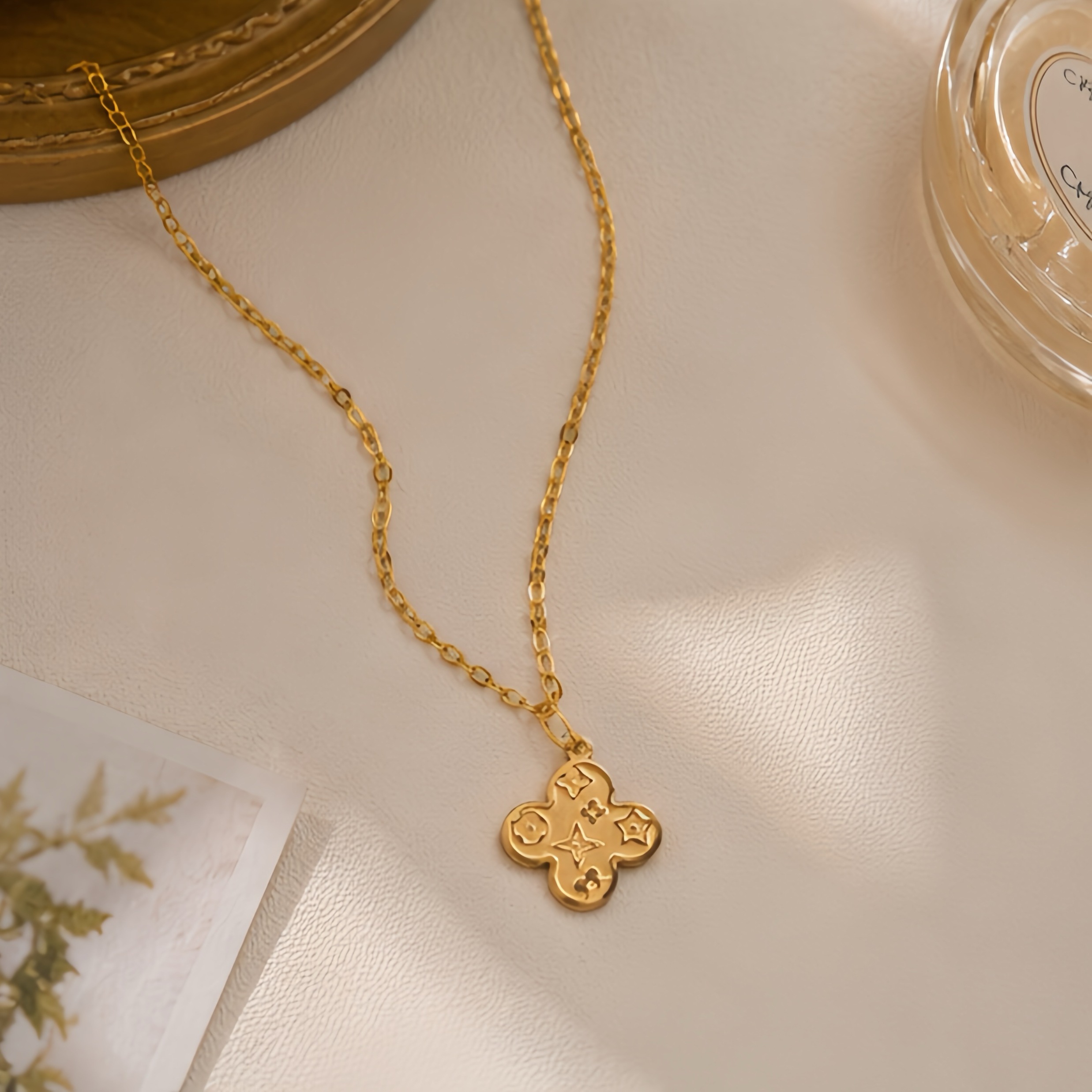 The embossed pattern four-leaf clover stainless steel necklace exudes a sense of high-end sophistication, a light mature style, and a touch of light luxury. It is an exquisite collarbone necklace with a daily atmosphere Application Scenario